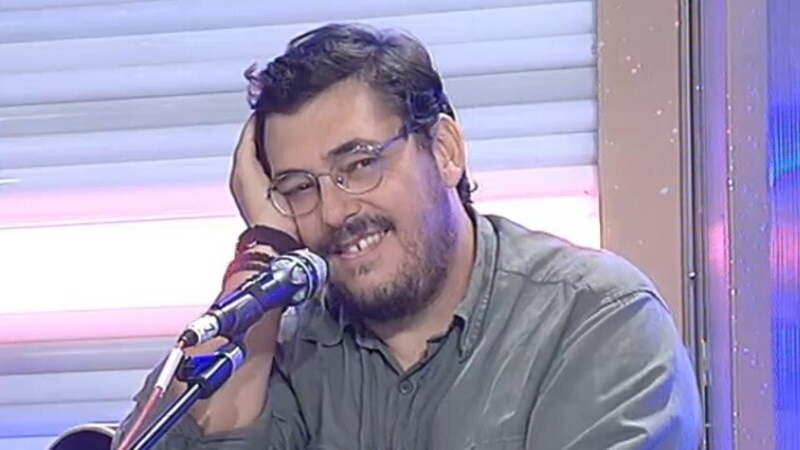 Ο Λαυρέντης Μαχαιρίτσας στη σκηνή του «Συν και Πλην» της ΕΡΤ