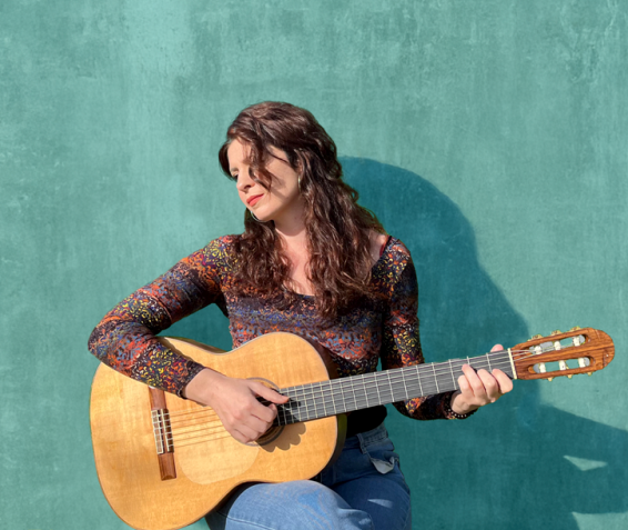 Η Λαμπρινή Καρακώστα στη μουσική σκηνή «Μακάρι»