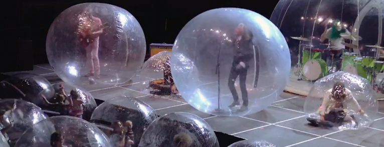 Flaming Lips και κοινό μέσα σε φούσκες