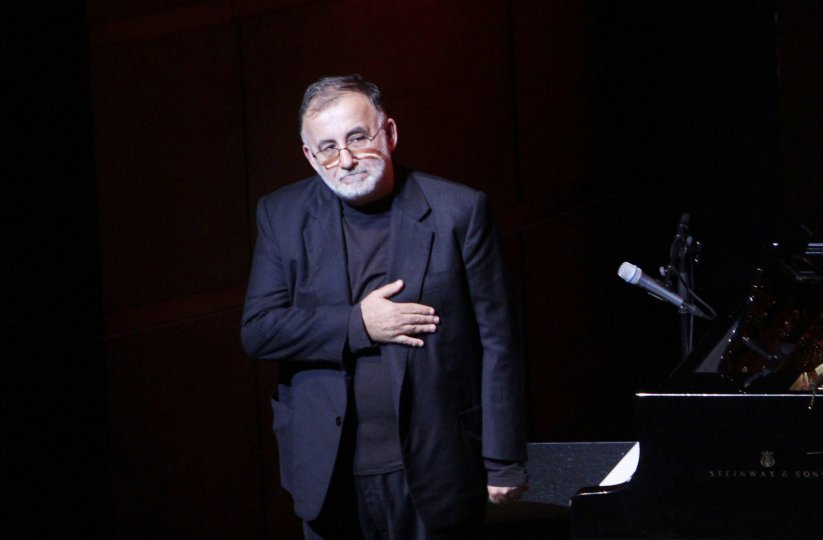 «Τους προβολείς στήσε»