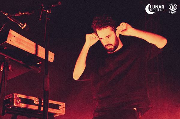 Ο Theodore μας δίνει ραντεβού τα μεσάνυχτα