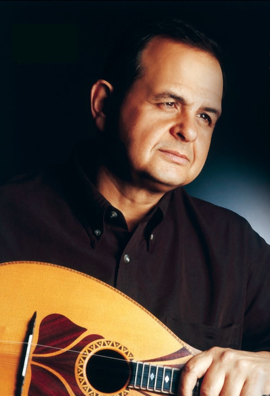 Ο Βαγγέλης Κορακάκης στη μουσική σκηνή «Σφίγγα»