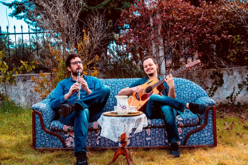 «...Από κάπου μακριά ακούγεται ένα ηλεκτρισμένο κλαρινέτο να αλυχτάει»