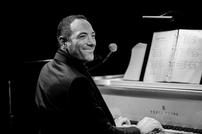 Ο Βασίλης Αντωνάς παρουσιάζει την πρώτη του δισκογραφική δουλειά