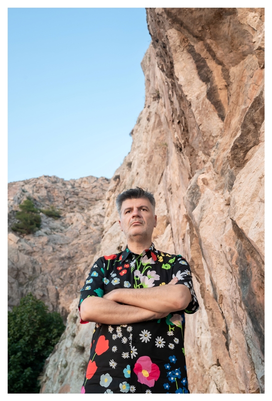 Ο Φοίβος Δεληβοριάς στο Θέατρο Βράχων 