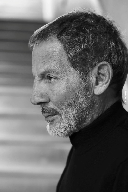 Ο Σταύρος Ξαρχάκος τιμά τον Νίκο Ξυλούρη