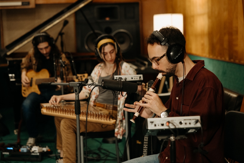 Οι Βερτζί Μαβί παρουσιάζουν το τραγούδι «Μισεμός»