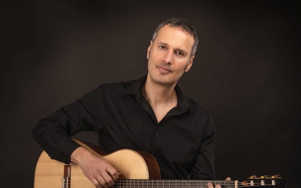 «Tο Για που το ‘βαλες καρδιά μου, απεικονίζει την κοινή μας σκηνική παρουσία με τον γλυκόλαλο τραγουδοποιό»