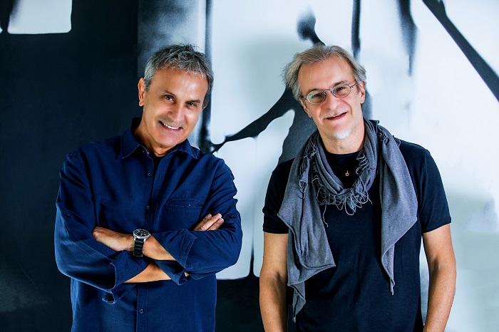 Ο Γιώργος Νταλάρας προσκαλεί τον Μίλτο Πασχαλίδη στο Christmas Theater