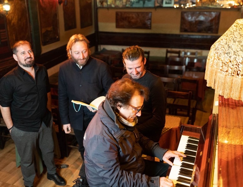 Οι Γιώργος και Νίκος Στρατάκης παρουσιάζουν το άλμπουμ «Κόρη Αδάμαστη»