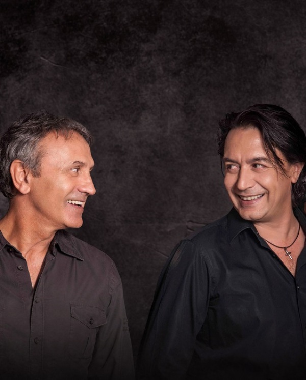 Ο Γιώργος Νταλάρας προσκαλεί τον Γιάννη Κότσιρα στο Christmas Theater