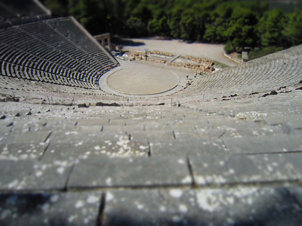 Παραστάσεις, συναυλίες και στο βάθος… εμφύλιος