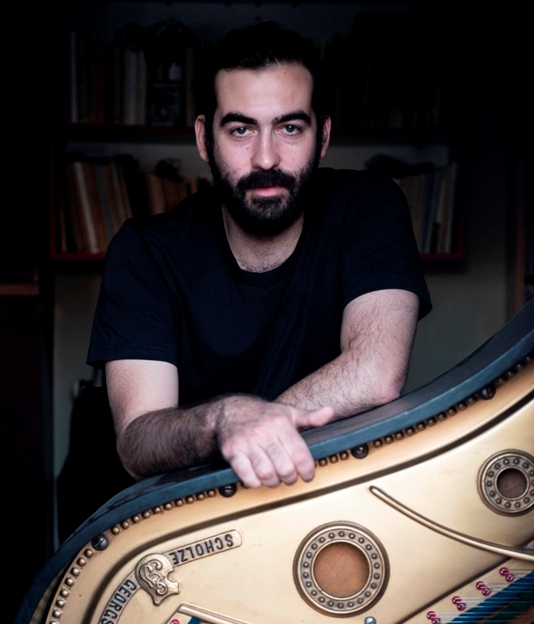 Ο Αργύρης Μπακιρτζής τραγουδά Γιώργο Κωστογιώργη στο Half Note