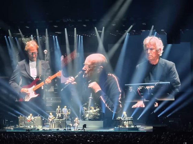 Νέο βιβλίο για τους Genesis