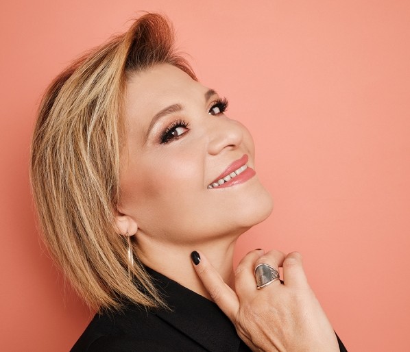 Η Γιώτα Νέγκα «τραγουδά την Ευτυχία» στο Ακροπόλ