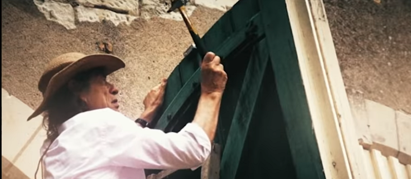 Ο Mick Jagger  κάνει τις δουλειές του σπιτιού προς τέρψιν του φιλοθεάμονος κοινού (video) 