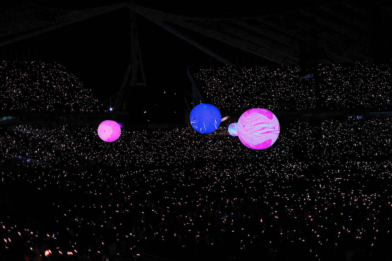 Γιατί η συναυλία των Coldplay δεν είναι η μεγαλύτερη συναυλία που έχει γίνει στην Ελλάδα