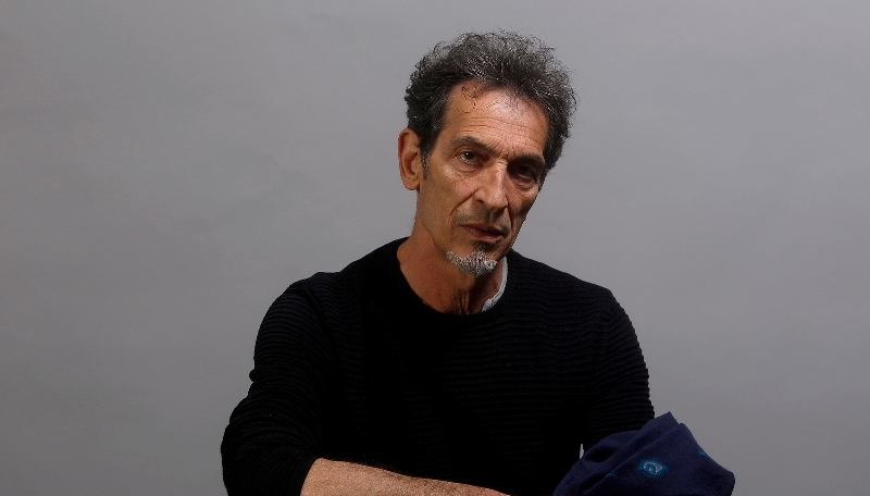 Ο Γιάννης Μήτσης κυκλοφορεί τον νέο του δίσκο «Σύννεφα παντού»