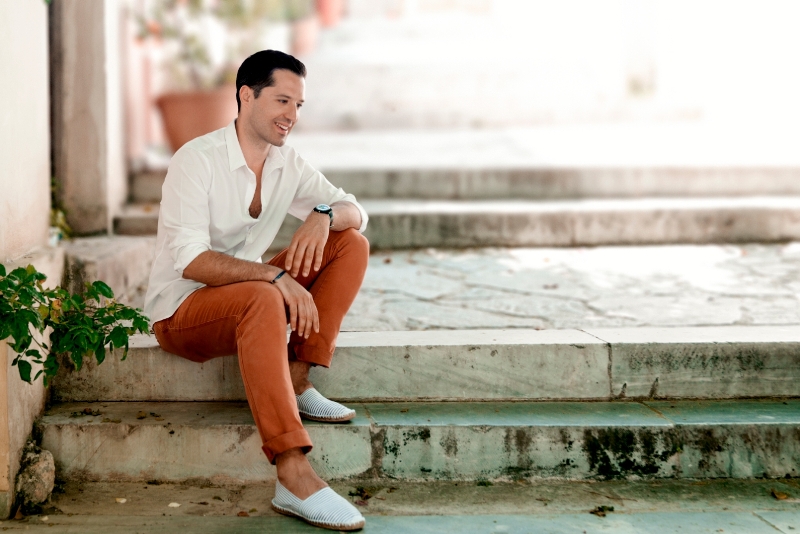 Ο Αδάμ Τσαρούχης στην ταράτσα του Gazarte