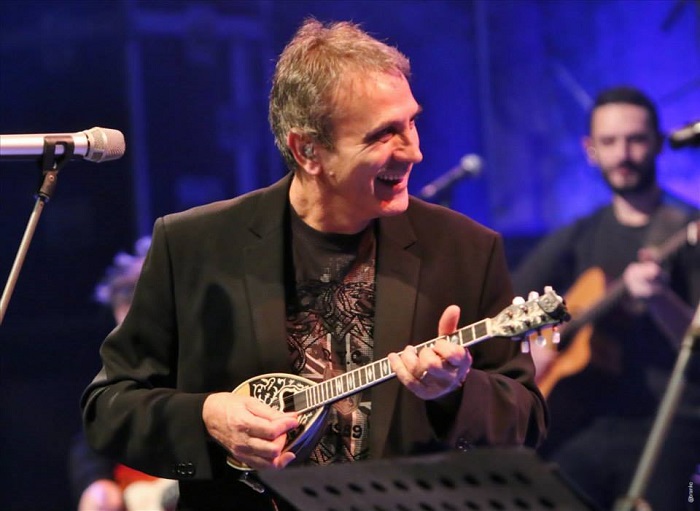 Αφιέρωμα στο ρεμπέτικο από τον Γιώργο Νταλάρα στο Christmas Theater