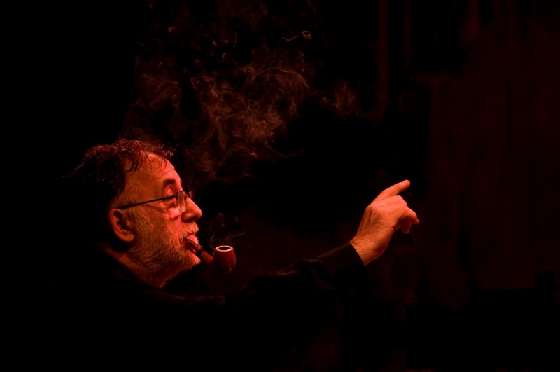 Ο Γιάννης Κότσιρας και ο Χρήστος Θηβαίος σε συναυλία - αφιέρωμα στον Θάνο Μικρούτσικο