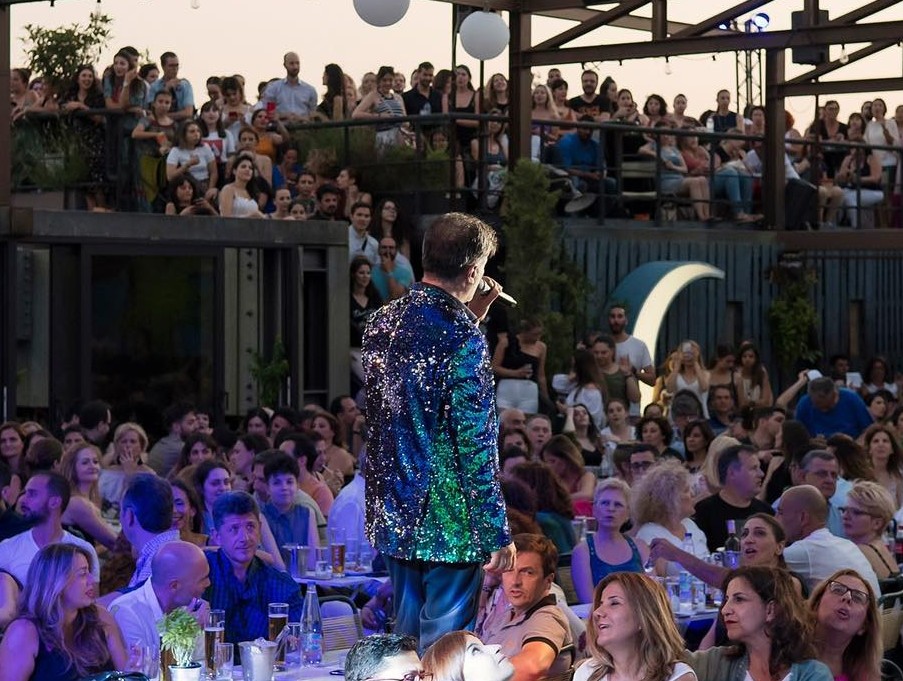 Φοίβος Δεληβοριάς: «Η συναυλία να γίνει αφορμή να μαζέψουμε νερό, τρόφιμα, κλινοσκεπάσματα, powerbanks και ό,τι άλλο αντέχει και χρειάζεται»