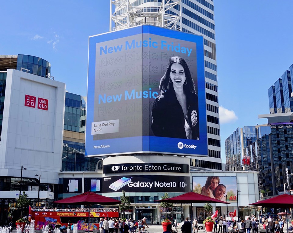 Συνεχίζονται οι προσπάθειές μου να ακούσω το δίσκο της Lana Del Rey ολόκληρο 