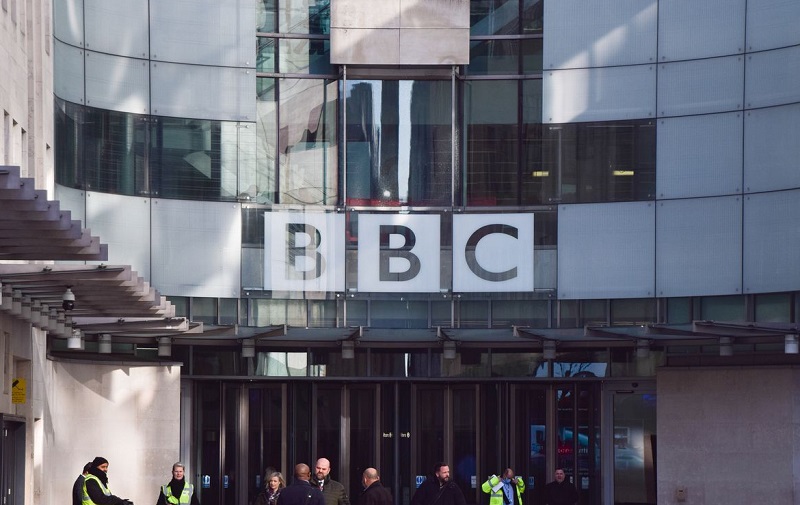 Κλείνει δύο κανάλια κι ένα ραδιόφωνο το BBC