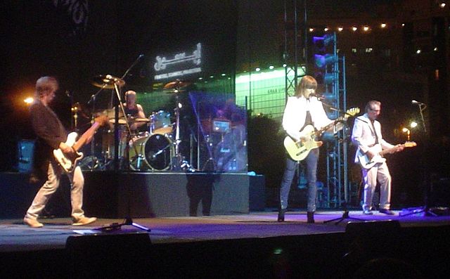 Ακούστε το νέο τραγούδι των Pretenders, «Let the Sun Come In»