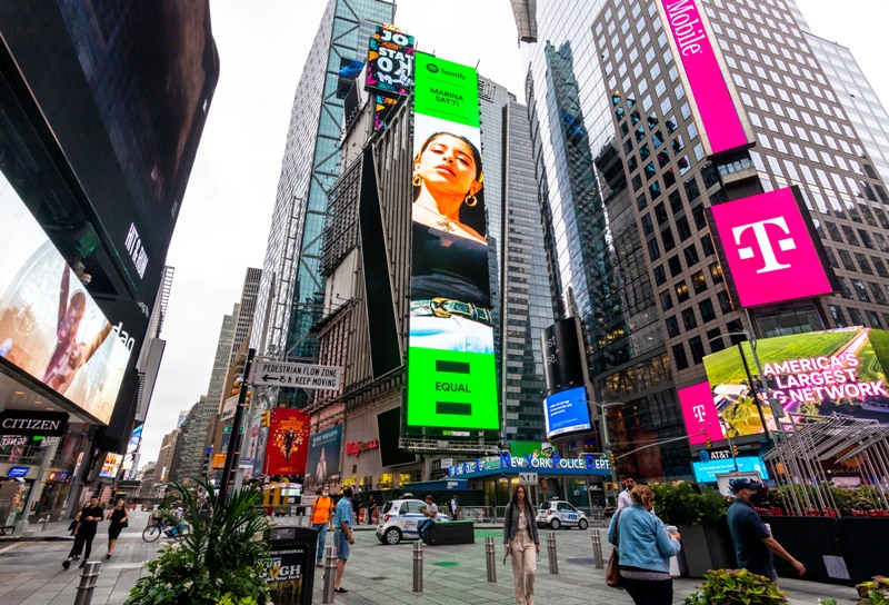 H Μαρίνα Σάττι μπήκε σε billboard στην Times Square
