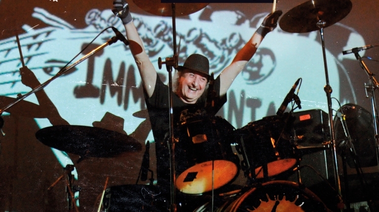 Για τον Δημήτρη Δημητράκα με μια κιθάρα