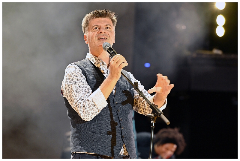 Πήγαμε - Είδαμε: Τον Φοίβο Δεληβοριά solo στο θέατρο Άλσος