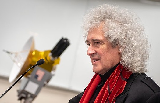 Ο Brian May χρίστηκε ιππότης από τον βασιλιά Κάρολο στο παλάτι του Μπάκιγχαμ