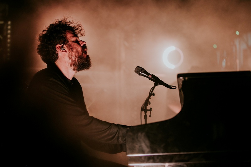 Ο Theodore στον Κήπο του Μεγάρου