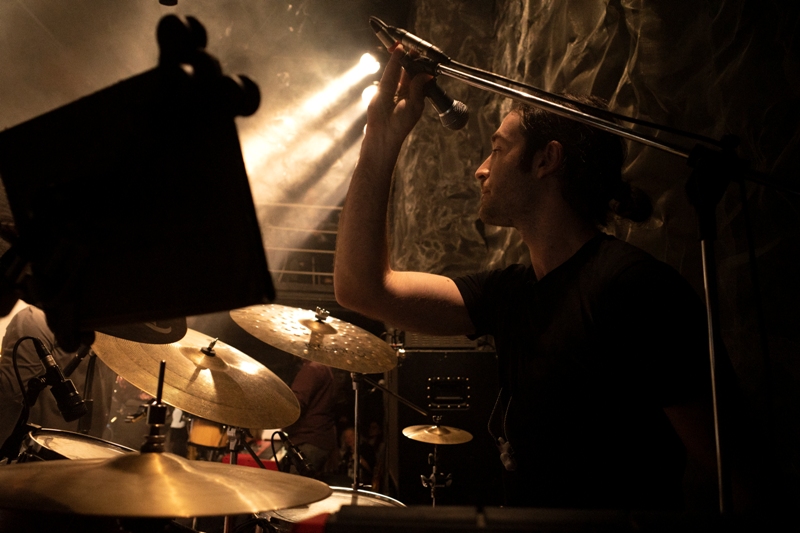 «Η πρόθεσή μου ήταν το “Scent Remains” να ακουμπάει παράλληλα στο παλιό και το φρέσκο»