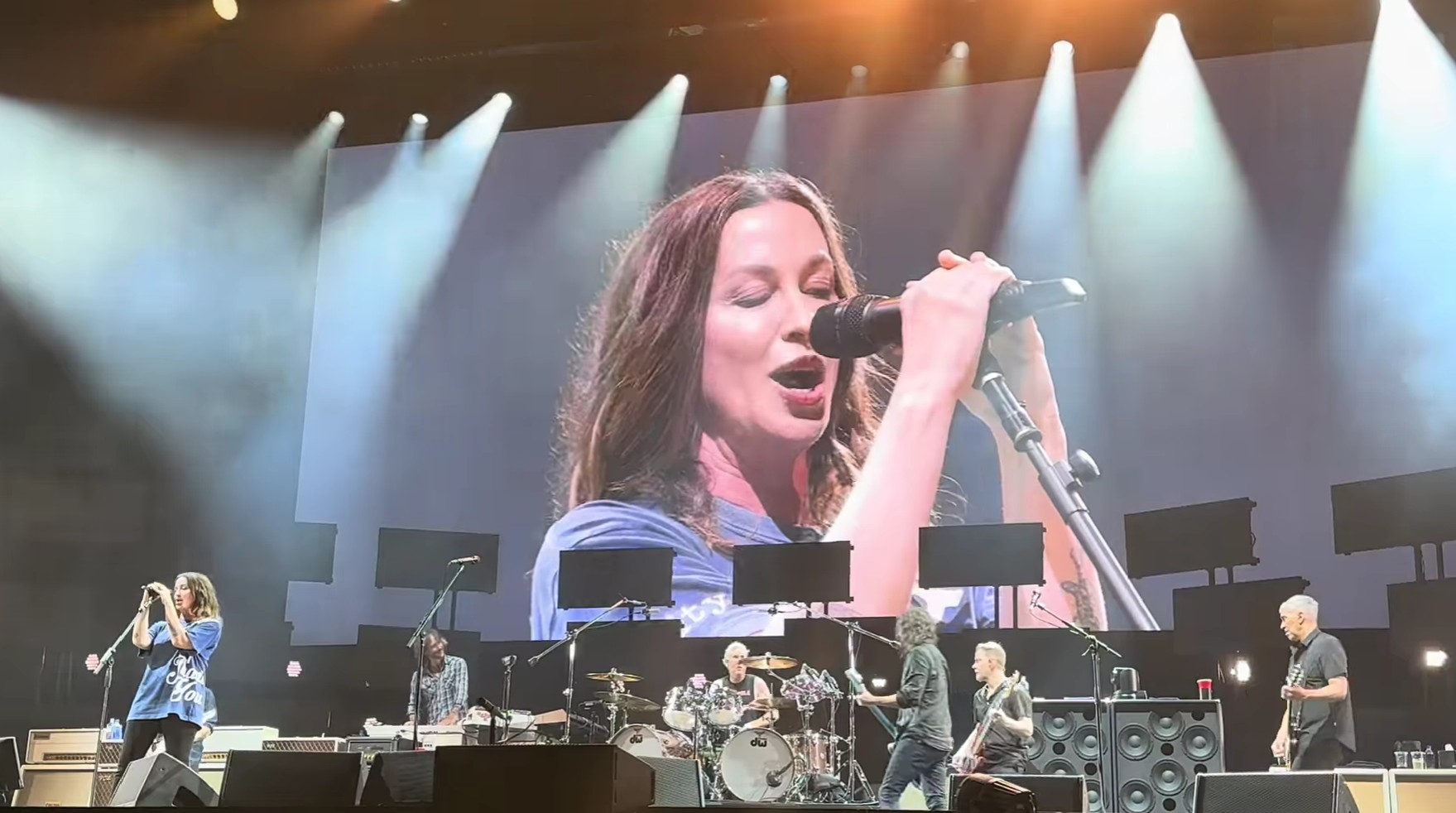 Δείτε τους Foo Fighters και την Alanis Morissette να διασκευάζουν Sinead O Connor