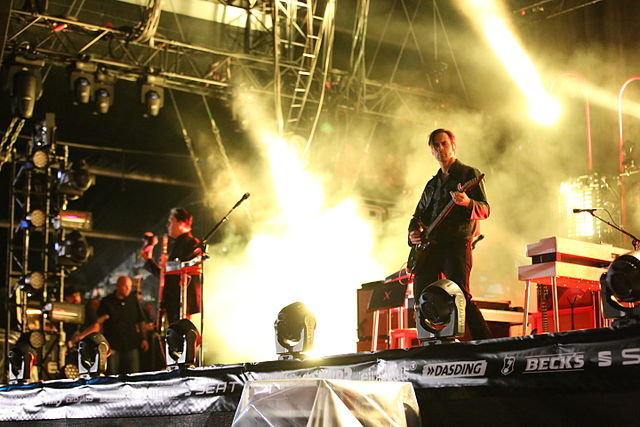 Οι Queens Of The Stone Age κυκλοφορούν νέο κομμάτι Carnavoyeur