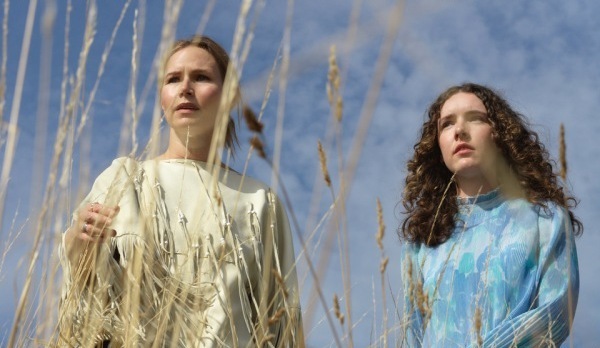 Η Nina Persson συναντά την Julia Logan