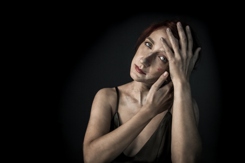 Η Μαρία Παπαγεωργίου με την κιθάρα της αγκαλιά στο Ίδρυμα Β&Ε Γουλανδρή