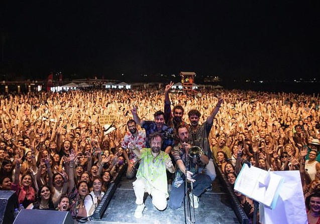 Δεν κατάλαβαν τελικά το beach party του Κωστή Μαραβέγια