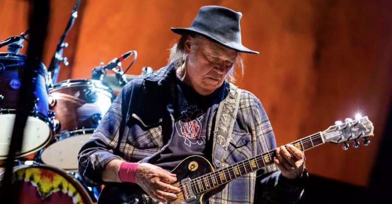 Τραγούδια διαμαρτυρίας από τη βεράντα του παίζει ο Neil Young