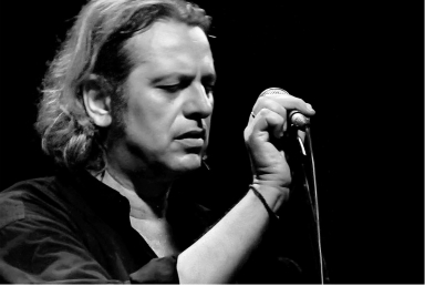 «Άσπρα μαντήλια»: Δημήτρης Ζερβουδάκης, Γεωργία Βεληβασάκη και Luis Borda