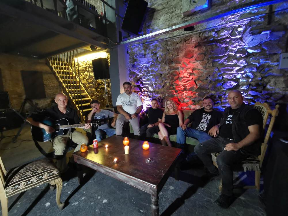 Τα Παράξενα Τρένα στο Γυάλινο Up Stage