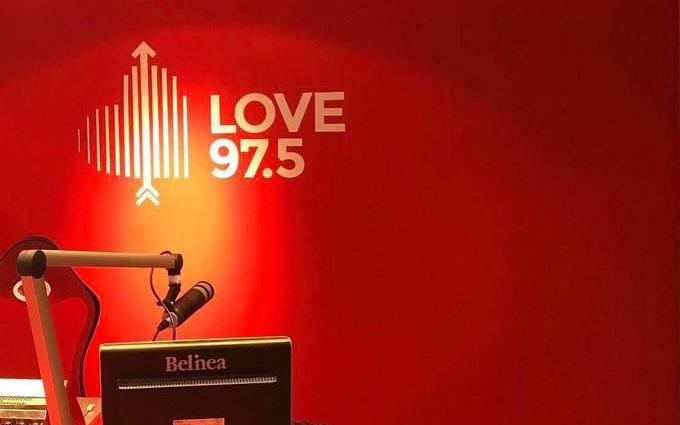 Φυλλορροεί από παραγωγούς ο Love 97.5