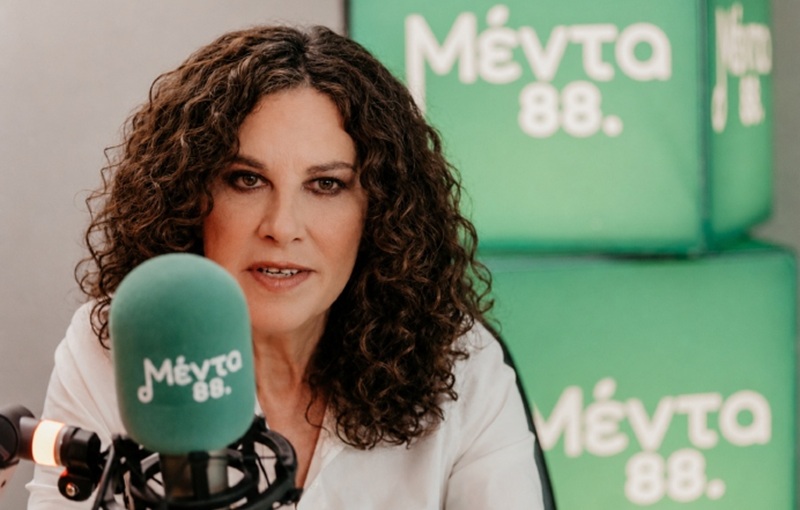 Η Ελευθερία Αρβανιτάκη στο μικρόφωνο του Μέντα 88 για τα «Μέντα Icons»