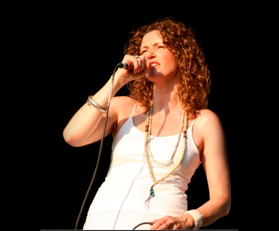 Η Μιράντα Βερούλη στον κήπο του Νομισματικού Μουσείου