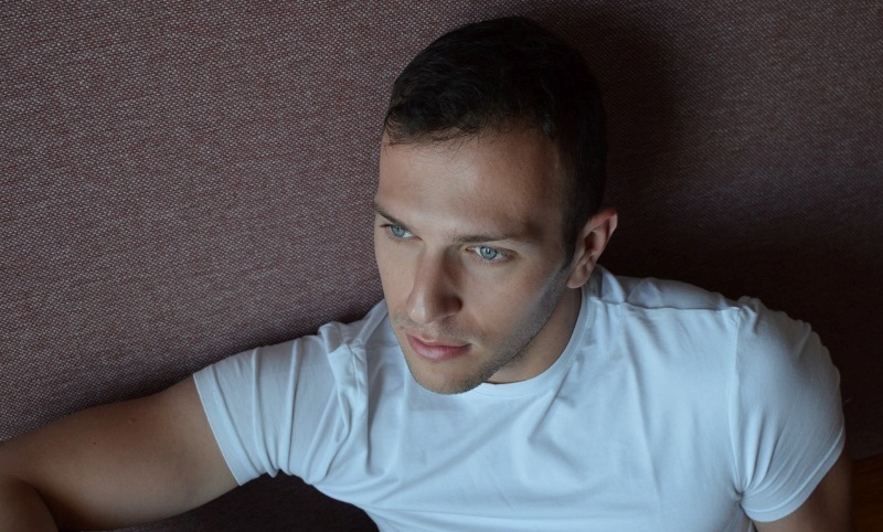 Ο Νίκος Ψημίτης γράφει για το νέο τραγούδι «Πάρε απ´τo χέρι τ´όνειρο» 