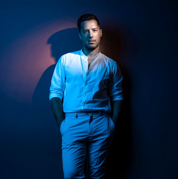 Ο Αδάμ Τσαρούχης στο Foyer του θεάτρου Τζένη Καρέζη