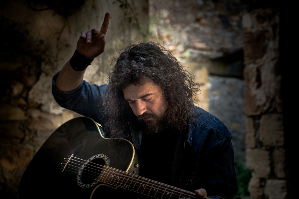 Ο Μάνος Τρυπιάς παρουσιάζει το νέο του album