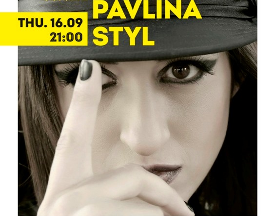 Η Pavlina Styl στον κήπο του Νομισματικού Μουσείου